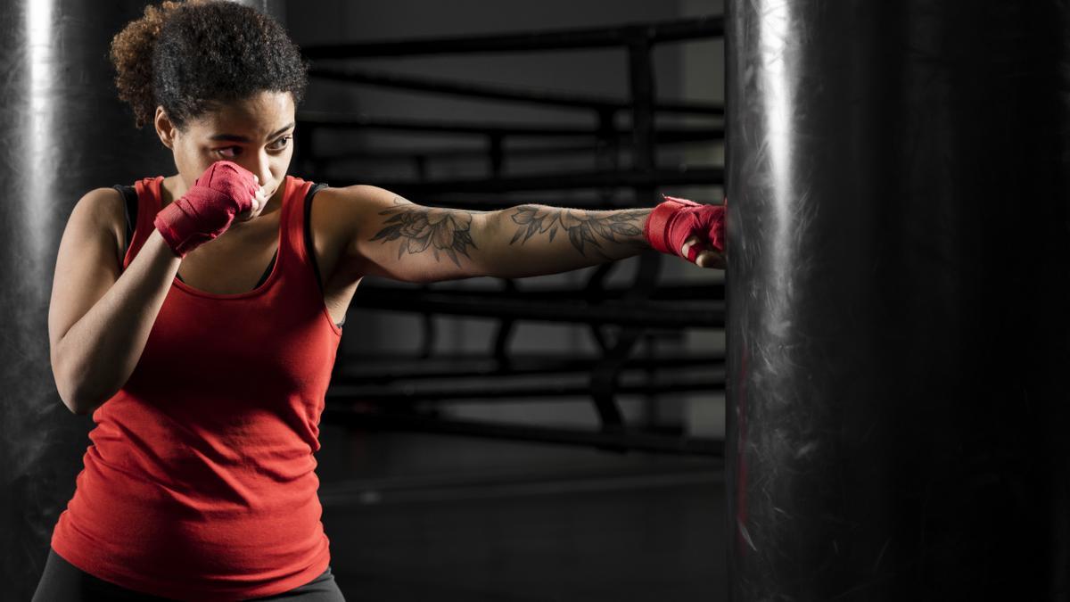 Mujer practicando Fitboxing