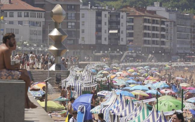 Muchedumbre en el arenal zarauztarra. / Ruben Plaza Muchedumbre en el arenal zarauztarra.