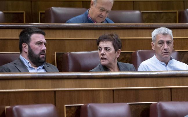 Jon Iñarritu, con la portavoz de EH Bildu en el Congreso, Mertxe Aizpurua y el diputado Oskar Matute