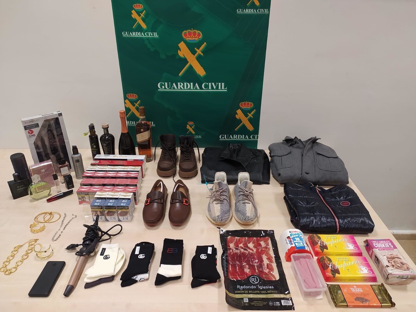 Varios de los objetos robados por los trabajadores de Barajas.