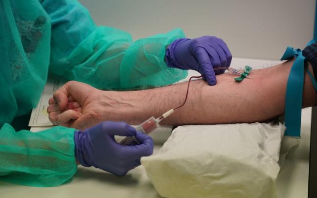 Una sanitaria saca sangre en un centro de salud de Osakidetza.