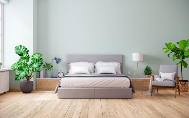 Espacioso dormitorio perfectamente limpio y ordenado.