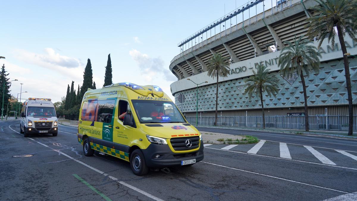 Traslado de un paciente hasta el Hospital Virgen del Rocío.