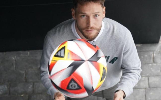 Alex Remiro posa antes de la entrevista en Zubieta. / RUBEN PLAZA