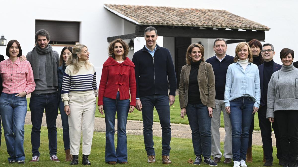 Pedro Sánchez, con los miembros de su Gobierno en la finca de Quintos de Mora.