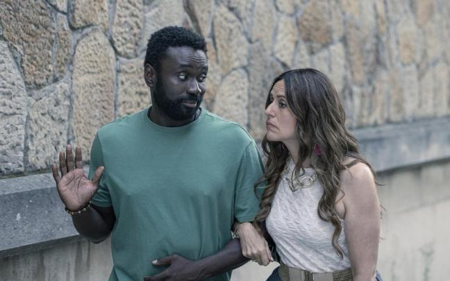 Malcolm Treviño-Sitté e Itziar Ituño, en una escena de ‘Detective Touré’.