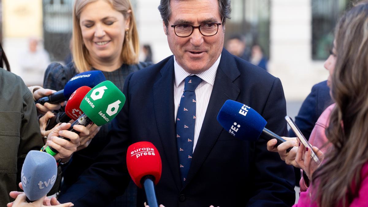 El presidente de CEOE, Antonio Garamendi, atiende a los medios.