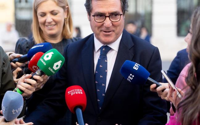 El presidente de CEOE, Antonio Garamendi, atiende a los medios.