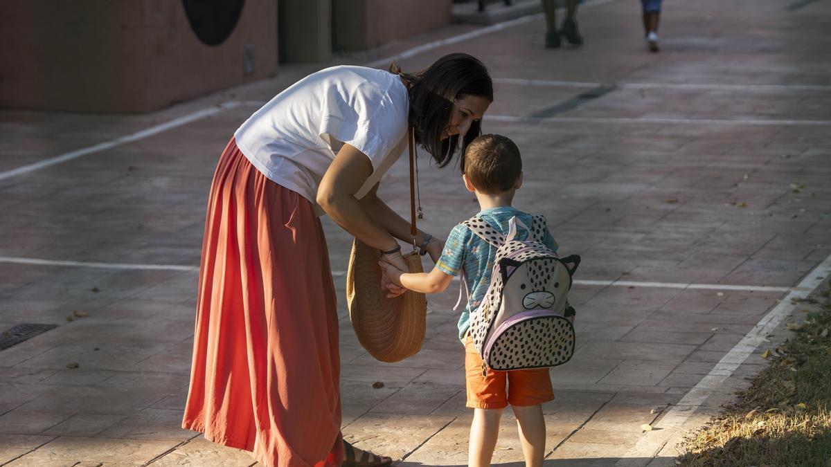 Una madre se despide de su hijo con motivo del inicio del curso escolar 2023/2024.