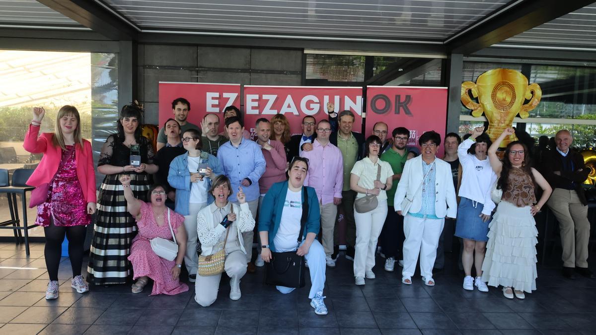 El grupo de Ezezagunok práctiacmente al completo, hoy en el Café Irun.