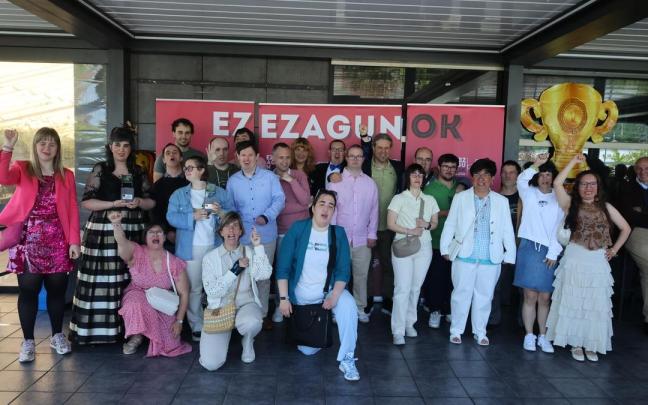 El grupo de Ezezagunok práctiacmente al completo, hoy en el Café Irun.