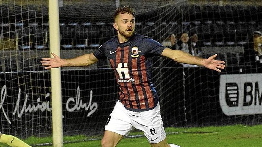 Mario Soberón celebra el gol que firmó ante el Real Unión en el Stadium Gal. | FOTO: CD ELDENSE