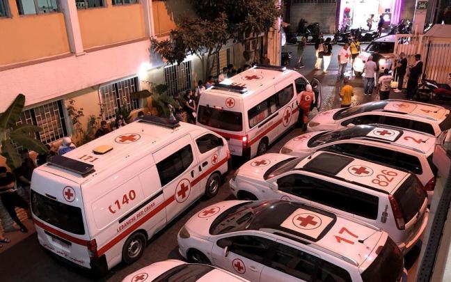 Varias personas hacen cola para donar sangre para las víctimas de las explosiones en el Líbano.