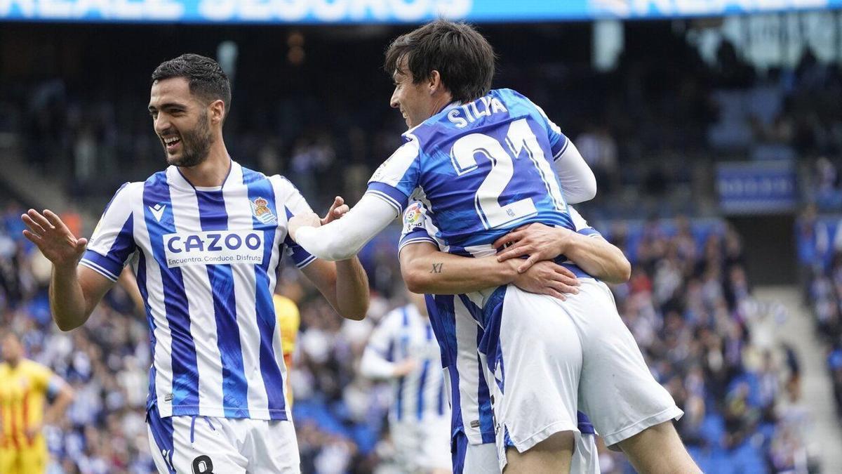 Mikel Merino al celebrar el gol de David Silva contra el Girona, el pasado sábado en Anoeta. / RUBEN PLAZA