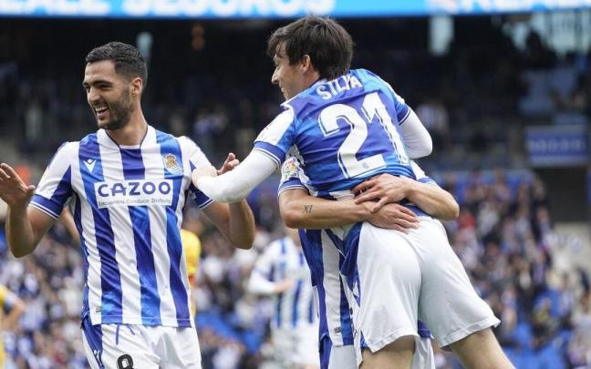 Mikel Merino al celebrar el gol de David Silva contra el Girona, el pasado sábado en Anoeta. / RUBEN PLAZA