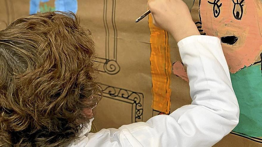 Un niño, pintando un mural. Foto: Europa Press