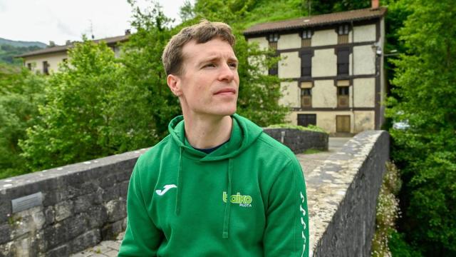 Iñaki Artola posa en Alegia antes de la final del Manomanista