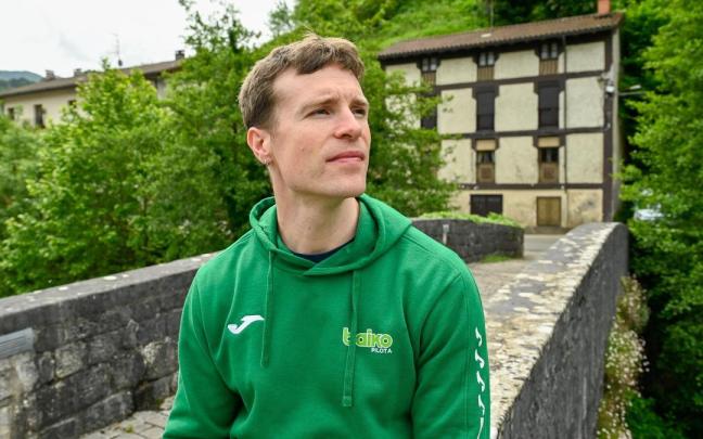 Iñaki Artola posa en Alegia antes de la final del Manomanista