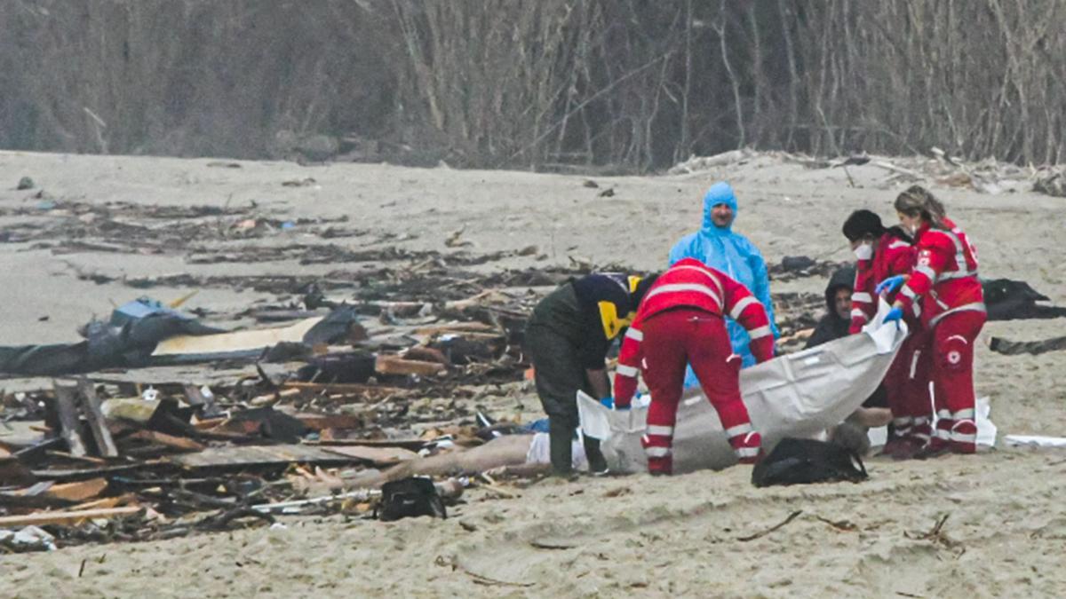 Los servicios de emergencias cubren uno de los cuerpos que aparecieron en una playa de Calabria.