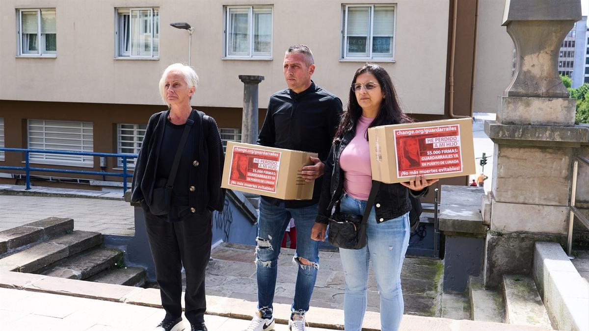 Las familias de las víctimas del accidente del puerto de Lunada, en Cantabria, registran en la Consejería de Fomento del Gobierno cántabro las firmas recogidas.
