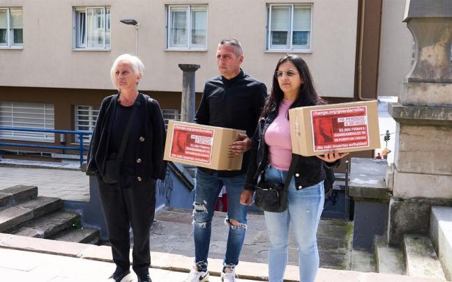 Las familias de las víctimas del accidente del puerto de Lunada, en Cantabria, registran en la Consejería de Fomento del Gobierno cántabro las firmas recogidas. / EP Las familias de las víctimas del accidente del puerto de Lunada, en Cantabria, registran en la Consejería de Fomento del Gobierno cántabro las firmas recogidas.