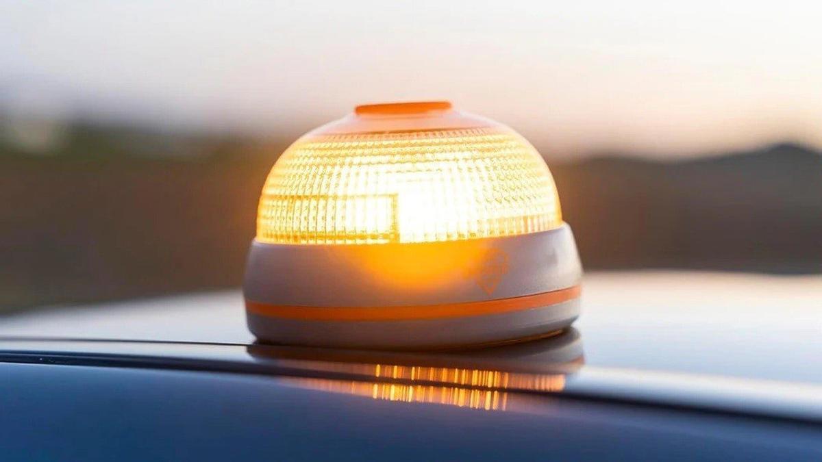 Una baliza, colocada sobre el techo de un coche.