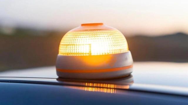 Una baliza, colocada sobre el techo de un coche.