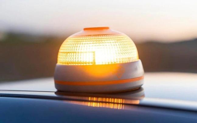 Una baliza, colocada sobre el techo de un coche.