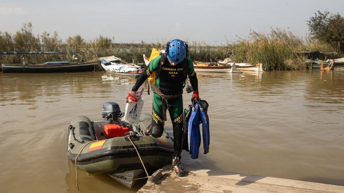 Despliegue de efectivos de la Guardia Civil en búsqueda de desaparecidos en la Albufera de Valencia.