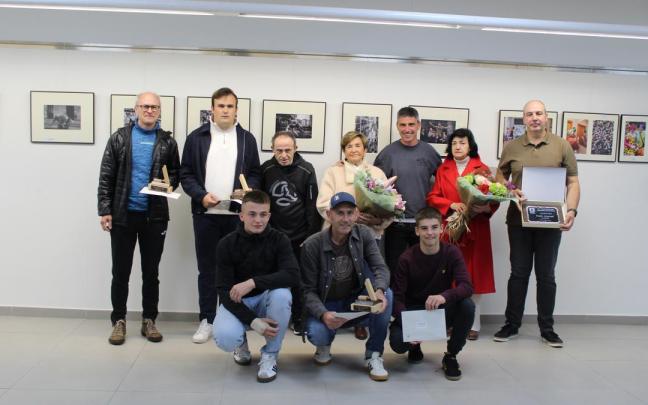 Entrega de premios de los concursos de fotografía organizados con motivo de las fiestas de Carnaval en Azpeitia.