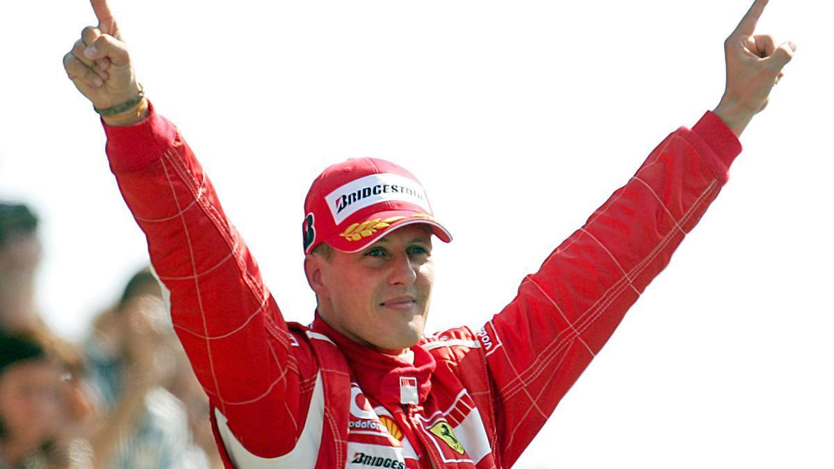 Michael Schumacher celebrando la victoria en una carrera de F1