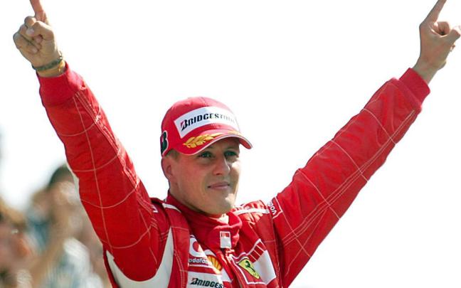 Michael Schumacher celebrando la victoria en una carrera de F1