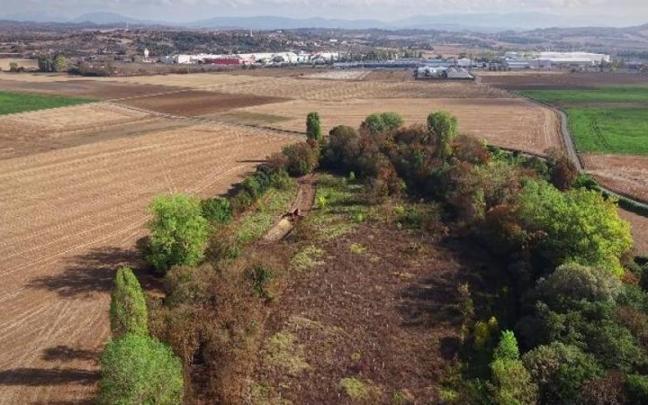 Labores de recuperación del meandro de río Zalla en Foronda