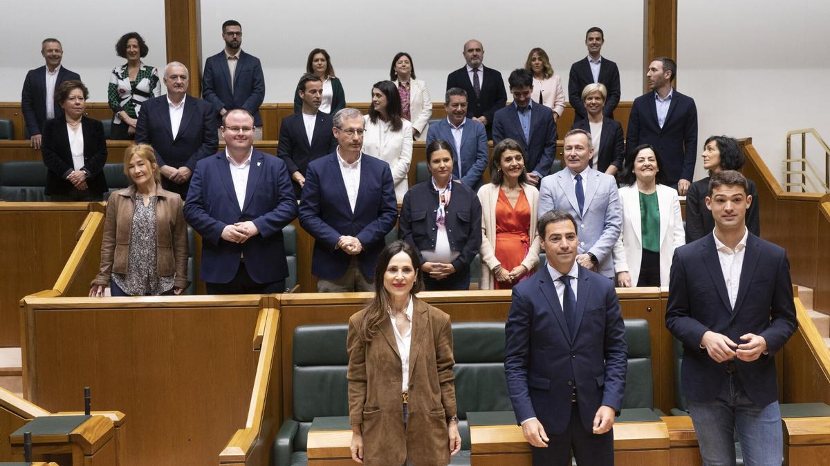 Los 27 electos del PNV durante su acreditación en el Parlamento Vasco