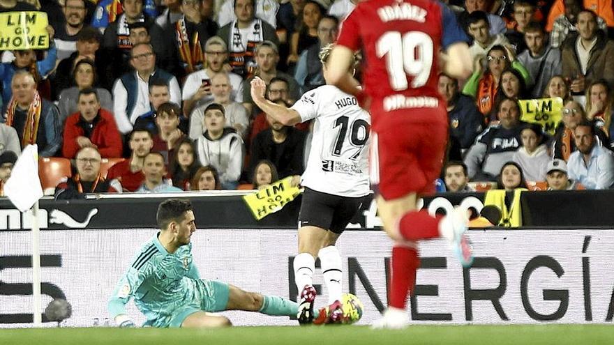 Sergio Herrera arrebata el balón con el pie a Hugo Duro en la acción que casi le cuesta la roja. | FOTO: CA OSASUNA