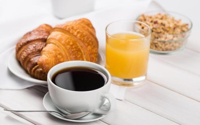 Desayuno a base de café, bollería, cereales y zumo industrial.