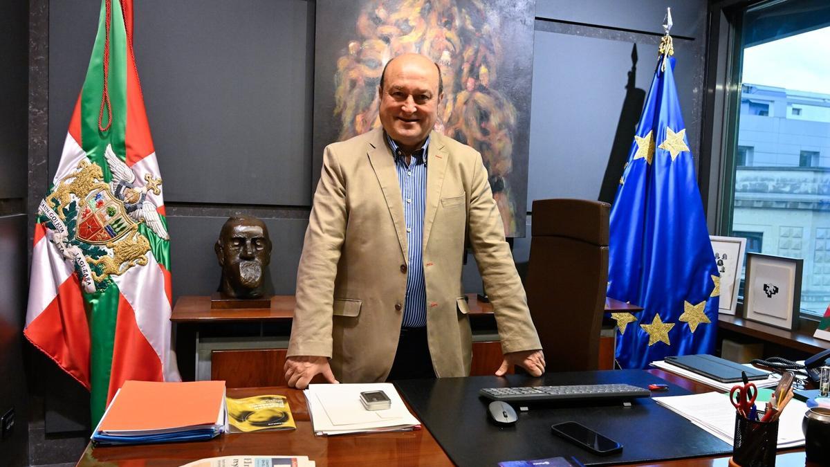 Andoni Ortuzar, en su despacho de Sabin Etxea.