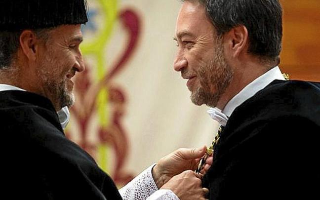 Ramón Gonzalo, (dcha), al relevar a Carlosena.