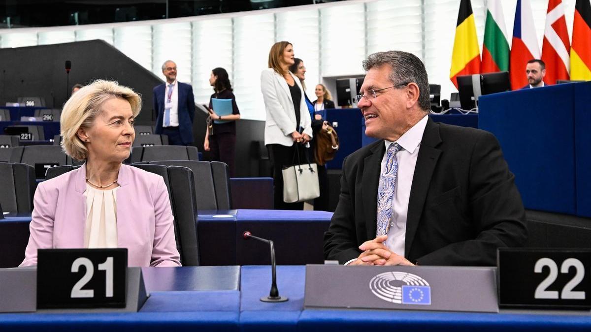 La presidenta de la Comisión Europea, Ursula von der Leyen, y el comisario de Comercio y Seguridad Económica, Maros Sefcovic, en el Parlamento Europeo.