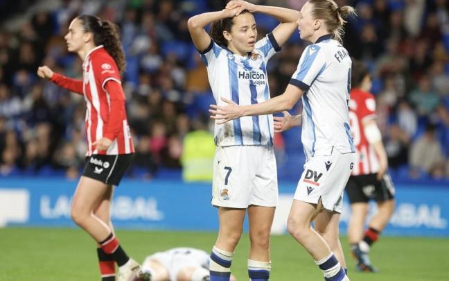 Amaiur Sarriegi lamenta con Franssi una ocasión desperdiciada. / JAVIER COLMENERO