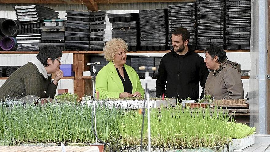 Peña, en el centro, durante su visita de ayer al proyecto Karabeleko en Hernani. | FOTO: N.G.