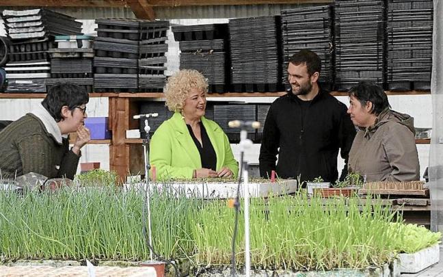 Peña, en el centro, durante su visita de ayer al proyecto Karabeleko en Hernani. | FOTO: N.G.