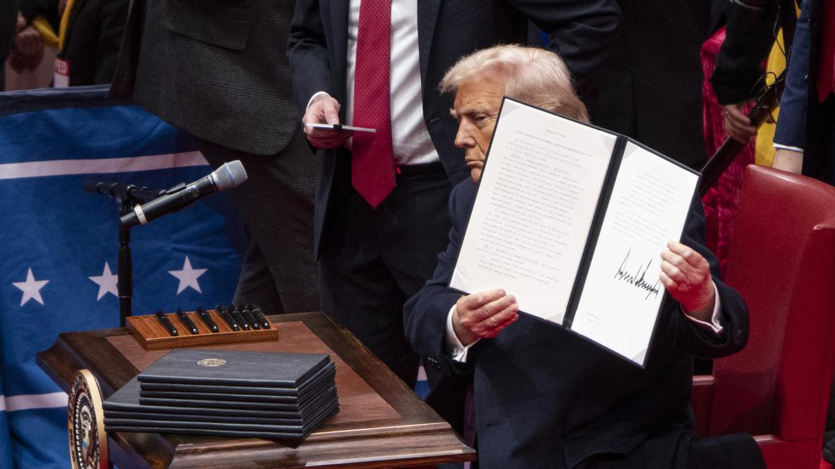 Donald Trump inauguró su segundo mandato con una batería de decretos