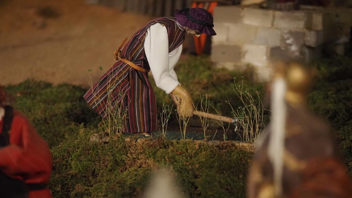 El hortelano trabajando en la huerta con la azada es la principal novedad de este año.