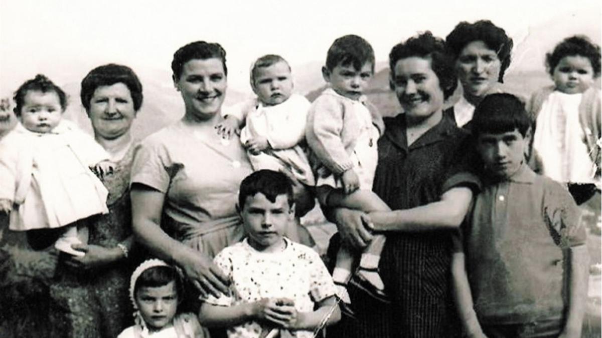 Los vecinos de Altzola y el propio barrio son protagonistas de la muestra que abrirá sus puertas en la Casa de Cultura el viernes.