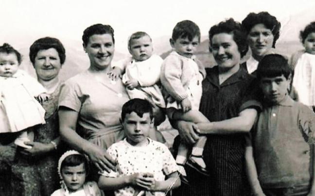 Los vecinos de Altzola y el propio barrio son protagonistas de la muestra que abrirá sus puertas en la Casa de Cultura el viernes.