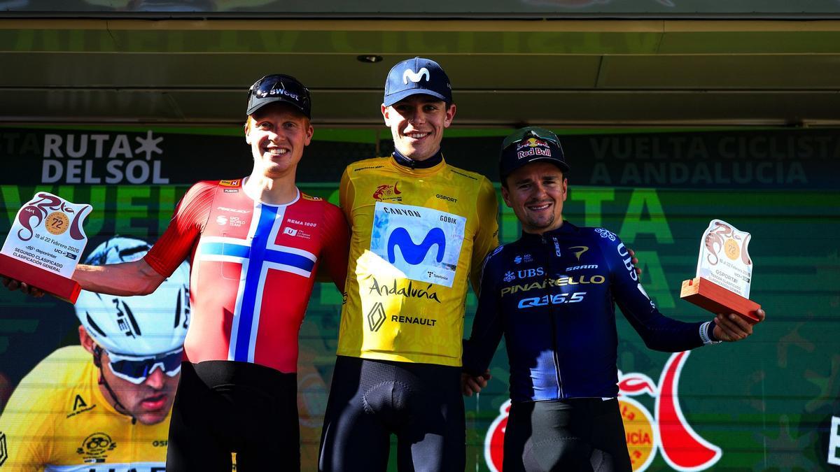 Podio final de la Vuelta a Andalucía con Romeo, campeón, Leknessund, segundo, y Pidcock, tercero.