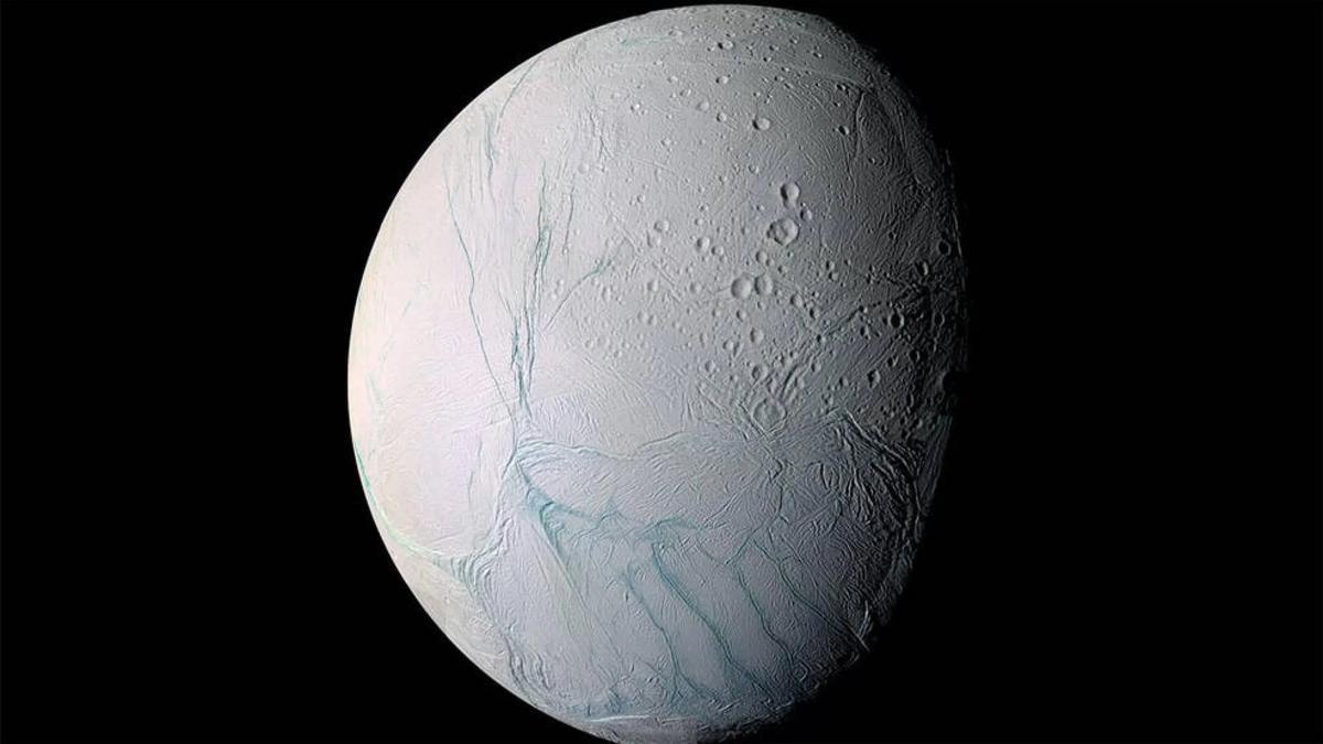 La luna Encelado, de Saturno, que bajo su superficie esconde un océano de agua.