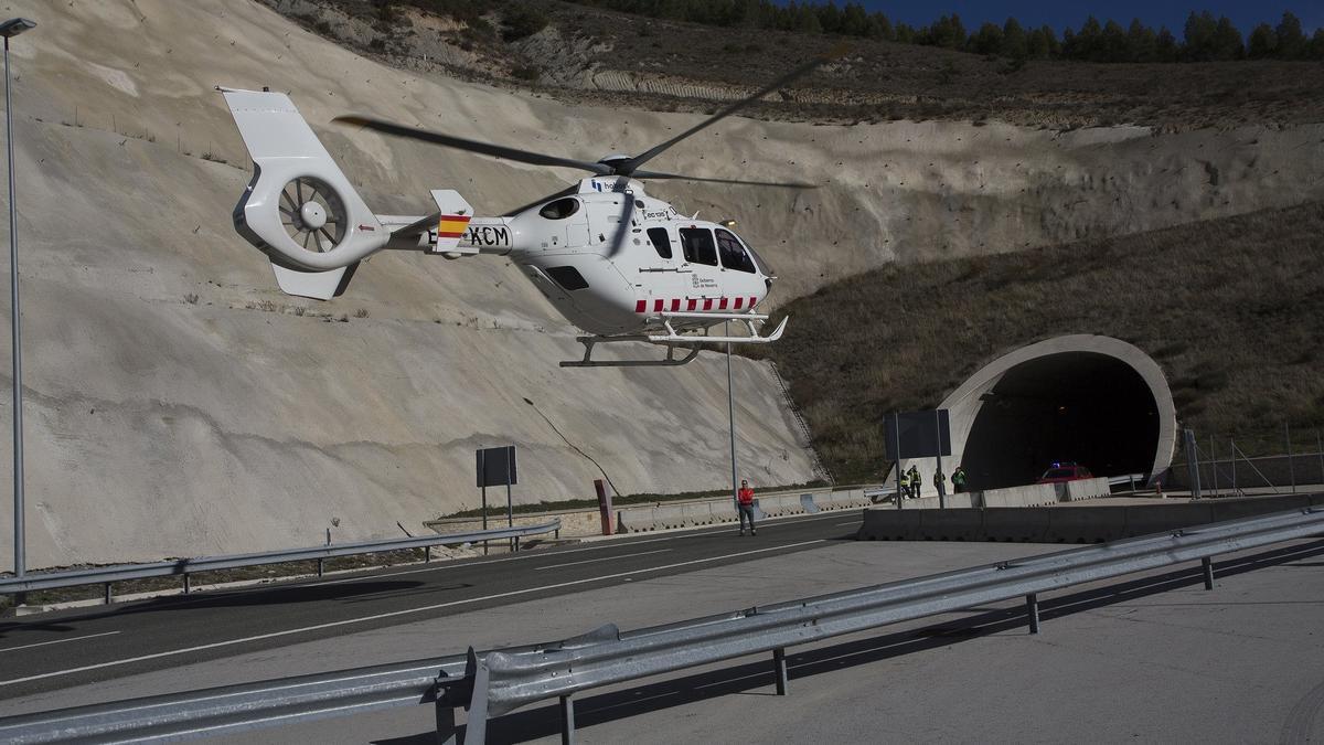 Imagen de archivo de un helicóptero de rescate en el túnel de Liédena. Foto: Unai Beroiz