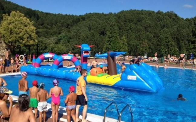 Las piscinas de Elexalde, en Galdakao, se transformarán este jueves en un parque acuático